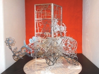 藝術家席時斌從空拍圖描繪八德市區，製作出「小鹿與食夢貘」雕塑藝術品。記者顏彙燕／攝影 

