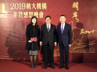 桃大建設已連續16年舉辦年終感恩晚會，董事長劉沁垣(右)桃園市長鄭文燦及其夫人合照。